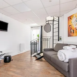  Apartment Triplex Magenta Quest
